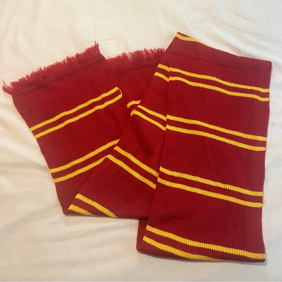 Gryffindor Scarf & Sweater from Wizarding World Orlando Theme Park - Picture 3 of 3